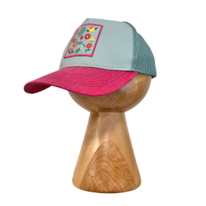 Czapka z daszkiem emblemat w kwiatki